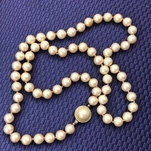 Vintage Crown Trifari Classic White Pearl Necklace